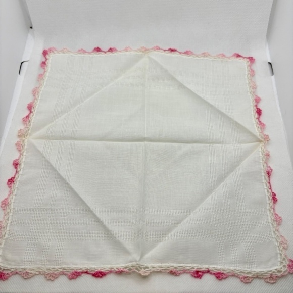 Vintage Linen Pocket Squares with Delicate Crochet Edge, with Box, Circa 1940s - Picture 7 of 7